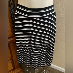 Loft lose skirt. Black and White-Size S